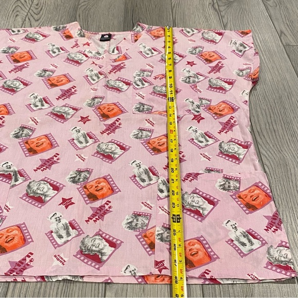 Marilyn Monroe Pink Scrub Top Women’s Medium Medical/Dental Short Sleeve Shirt - Picture 8 of 10